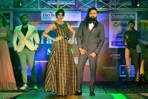 MOMENT CLICKERS MOMENT CLICKERS